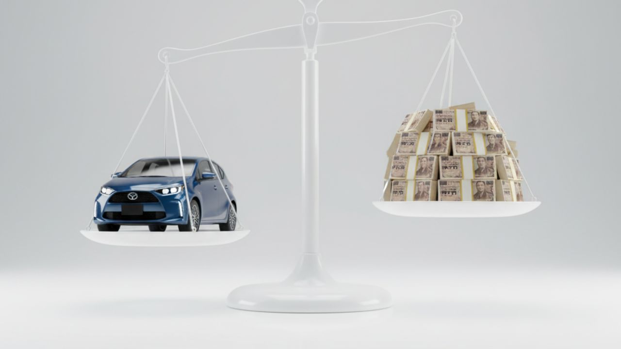 天秤に乗せられた軽ハイブリッドカーと日本円