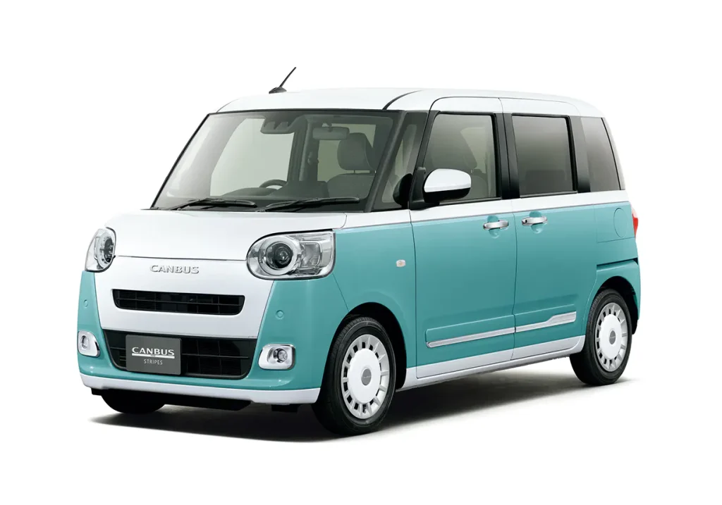 白い背景で斜め前方から見た、水色と白のツートンカラーが特徴的な軽自動車、ダイハツ ムーヴキャンバス ストライプス。