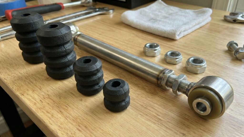 ローダウンの乗り心地対策に必要なショートバンプラバーとラテラルロッドのパーツ写真。