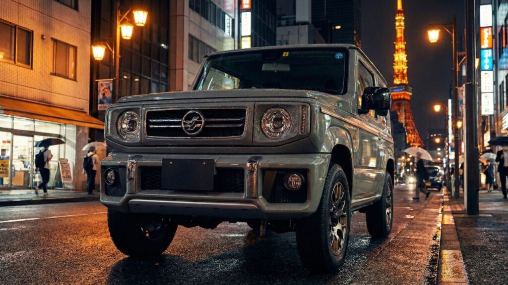 都会の街並みに溶け込むスタイリッシュなジムニーのゲレンデ仕様カスタム。ダサいという評判を覆す洗練されたデザインと高級感を強調したフロントビュー。