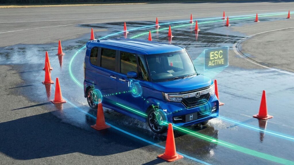 テストコースで横滑り防止装置などの走行安定性テストを行っている最新の軽自動車の様子。