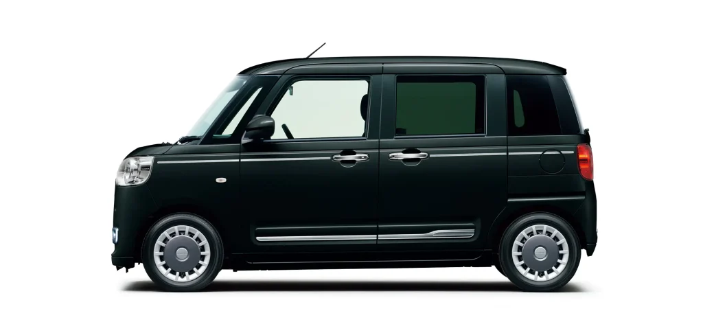 ムーヴキャンバス「セオリー」の洗練されたクロームパーツや、引き締まったモノトーン（例：ブラックメタリック）の塗装に焦点を当てた写真。「恥ずかしい」という悩みを解決する、成熟したスタイリッシュなデザインを強調している。