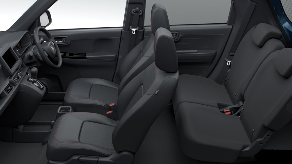  N-ONEの後部座席。突き上げや居住性の課題を象徴するリアシートの画像。