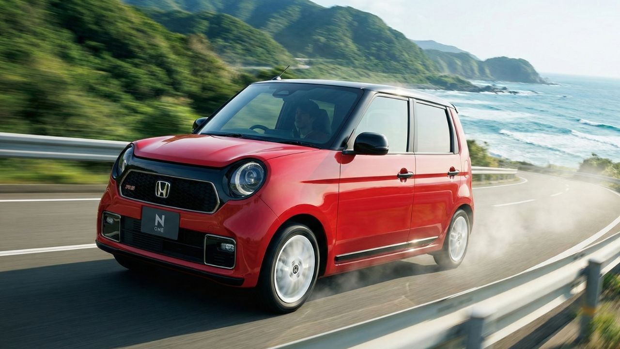 海沿いを颯爽と駆け抜ける赤いN-ONEターボ。圧倒的な加速性能とスピード感を表現。