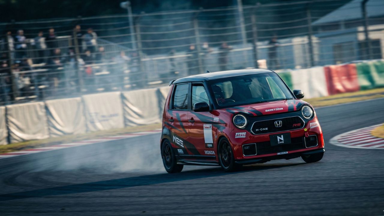 サーキットを走行するスポーティーなN-ONEターボ。カスタムやリミッター解除の注意点。