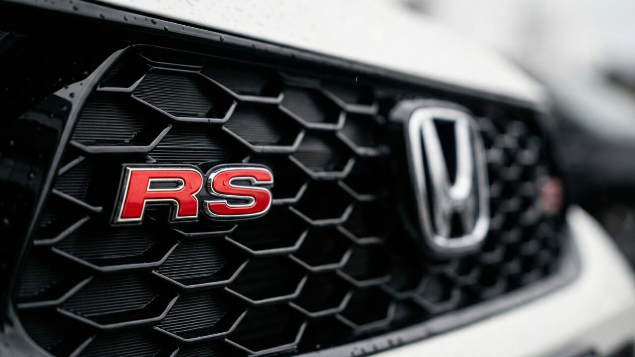 N-ONE RSのエンブレムとグリルのアップ。中古車選びでターボ車を確実に見分けるポイント。