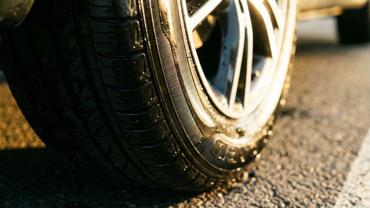 適切なケアによって、健康的かつ深い黒艶を放つ、完璧に仕上げられたタイヤの様子。