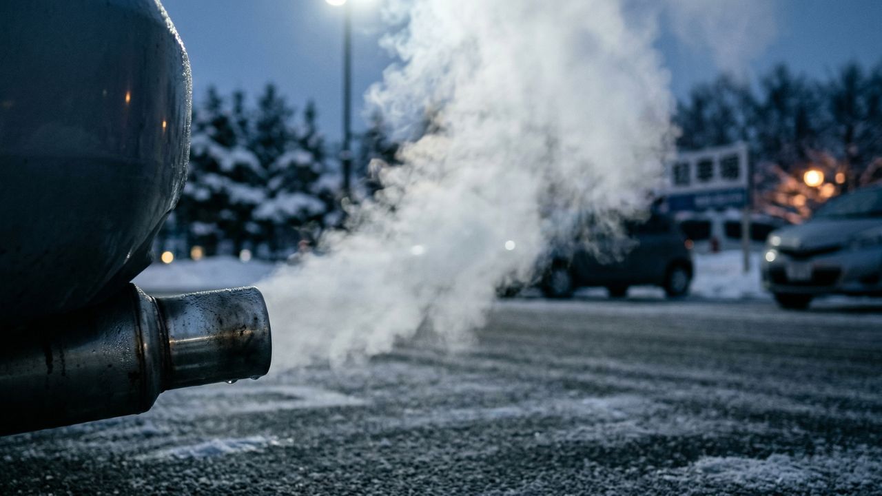 長時間のアイドリングによる排気ガスの滞留や一酸化炭素中毒のリスクを連想させるマフラーの写真