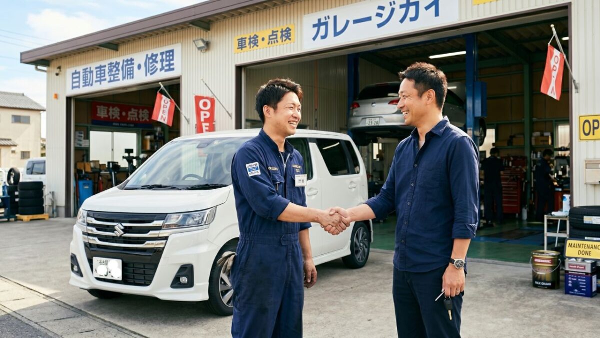 予算に合わせて最適な交換方法を選び、安心した様子で整備士と握手をする車のオーナーの晴れやかな写真