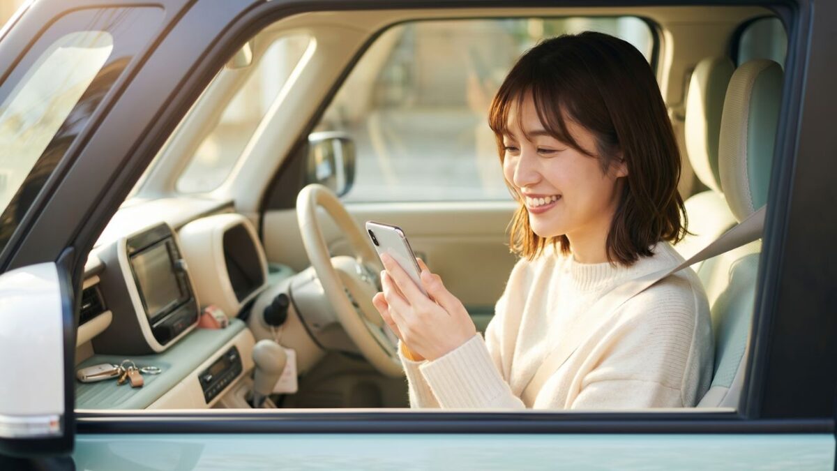 スマートフォンで車の口コミや星評価を笑顔でチェックする女性と、背景に映る軽自動車のイラスト。