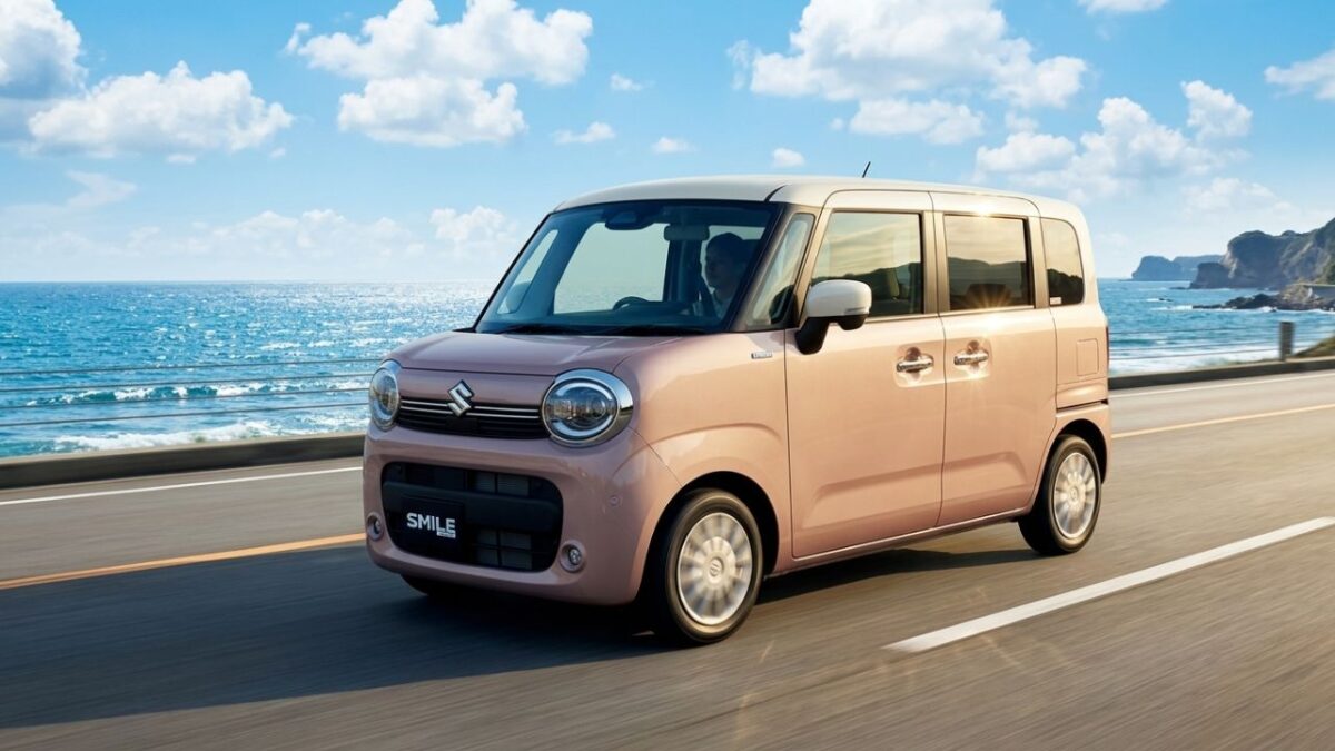 青空の下を気持ちよくドライブするおしゃれな軽自動車と、家計に優しく満足するオーナーのイメージ。

